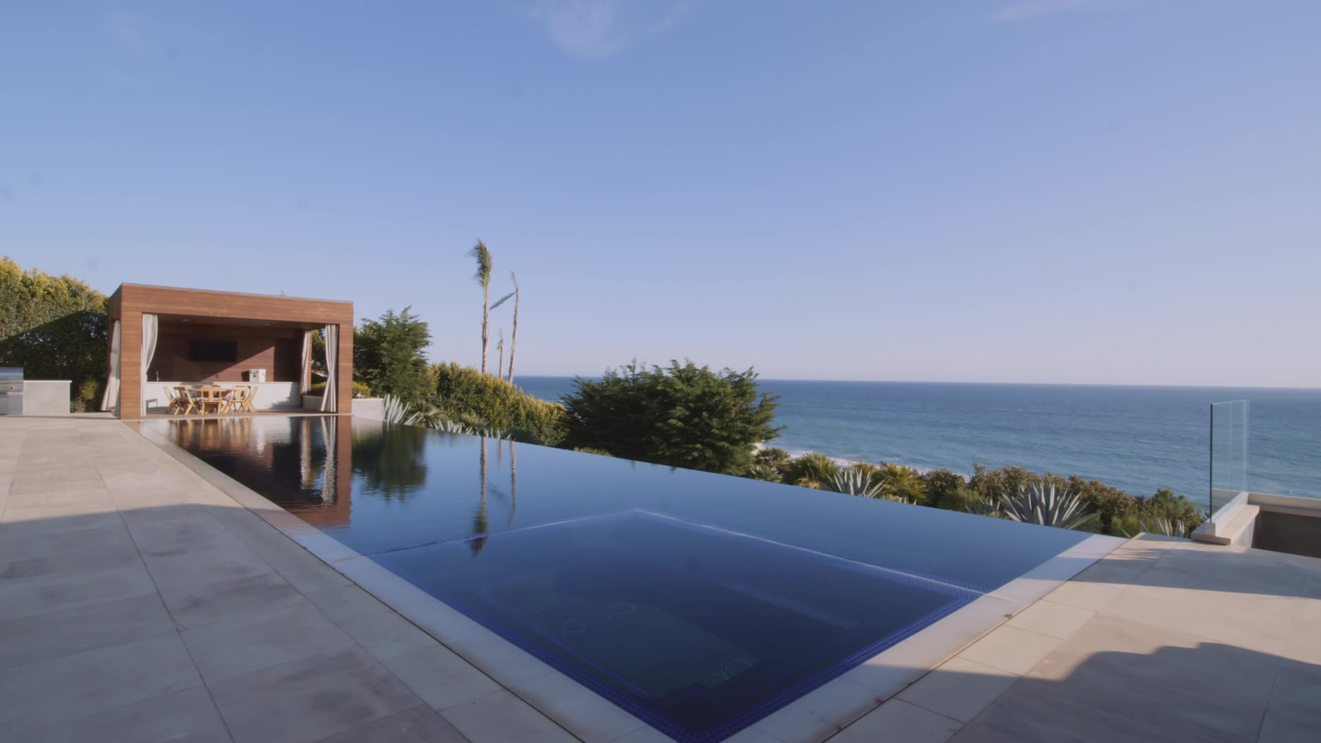 Casa de alto padrão com piscina de borda infinita voltada para o mar
